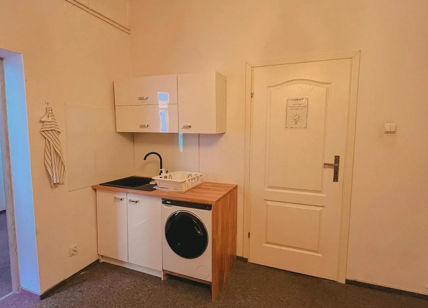 Room In Front Of Hala Targowa Station Without Window Krakow Homestay